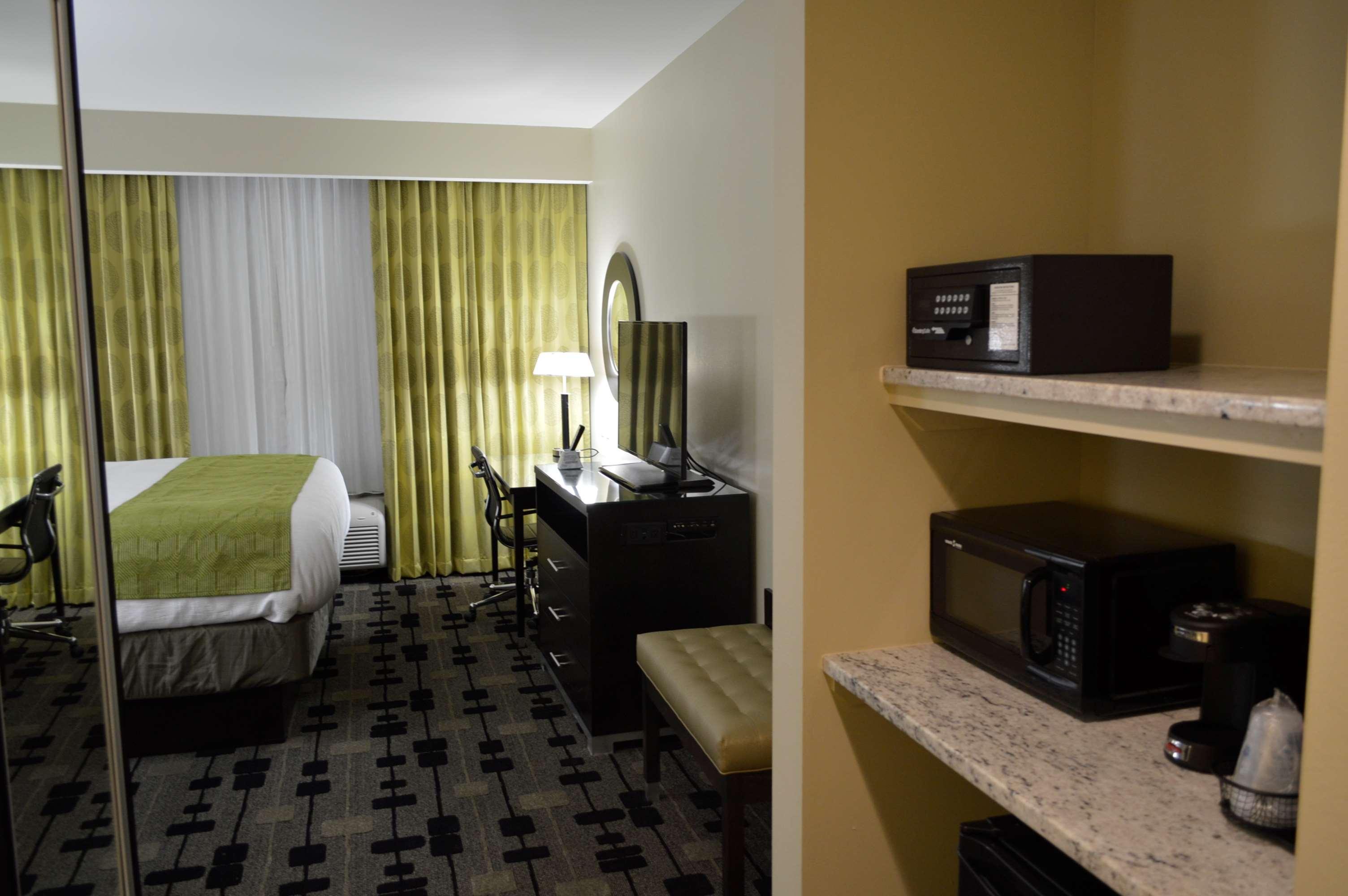Best Western Plus University Inn Хатисбург Екстериор снимка